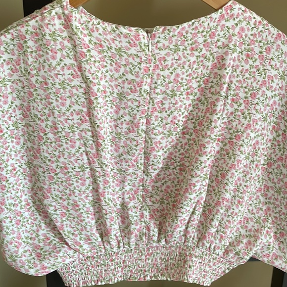 Chic and dainty floral crop top - Picture 11 of 12